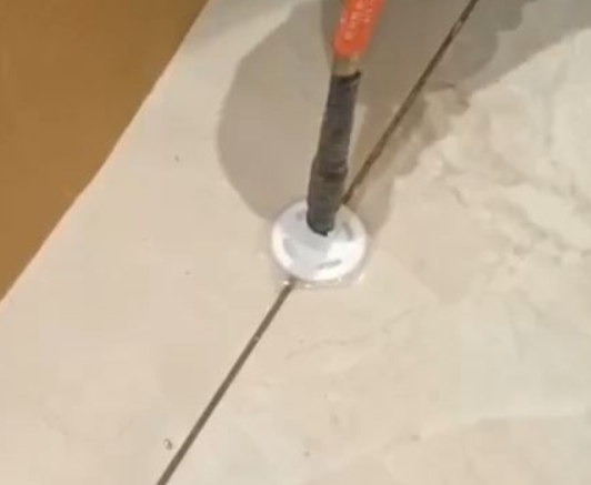 邢台瓷砖空鼓维修公司专业解答瓷砖在铺贴过程中，如果没有涂抹均匀到位的粘结材料（如水泥砂浆或瓷砖胶），可能会导致以下问题