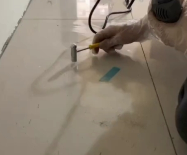 邢台瓷砖开裂维修公司专业分享瓷砖在铺贴前如果没有沥干水分，将会导致以下问题